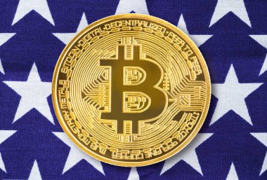 Kripto para birimi konsepti. Amerika Birleşik Devletleri bayraklarında altın Bitcoin.