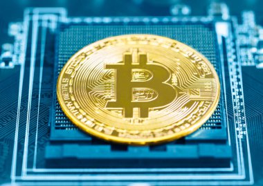 Devre kartında şifreli bitcoin paralar var. Zincir teknolojisi bitcoin madencilik kavramı