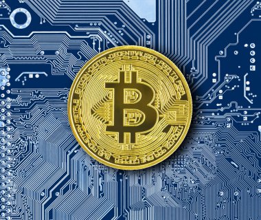 Blockchain teknolojisi bitcoin madencilik konsepti. Mavi devre kartında kripto para birimi bitcoin