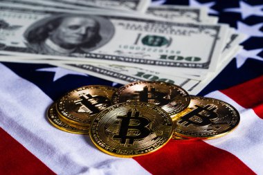 Kripto para birimi konsepti. Amerika Birleşik Devletleri bayrağında altın Bitcoin paraları ve banknot