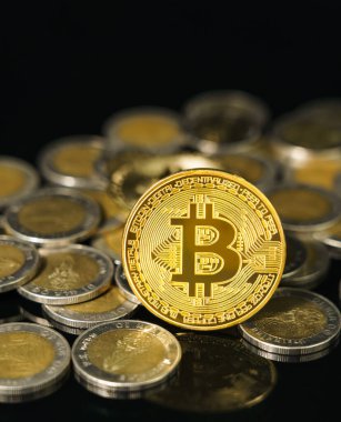 Bitcoin şifreleme dijital bit para birimi konsepti, Bitcoin ve siyah arkaplan üzerinde cions ile altın sikkeler