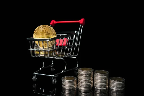 Fechar Moeda Bitcoin Carrinho Compras Fundo Preto — Fotografia de Stock