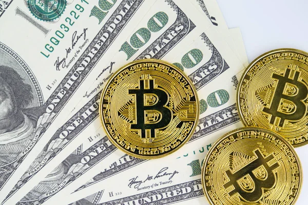 100ドルのビットコインと銀行券 金属光沢のあるビットコイン暗号通貨コインと米ドルの閉鎖 — ストック写真