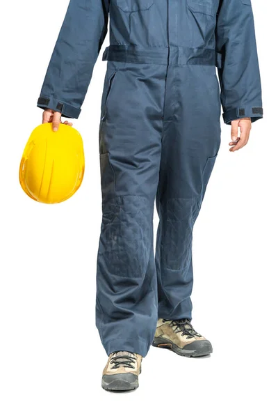 Zbliża Się Robotnik Stojący Niebieskim Okryciu Trzymając Żółty Twardy Kapelusz — Zdjęcie stockowe