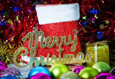 Kırmızı Noel Baba çizmesi ve Noel süslemeleri arka plan