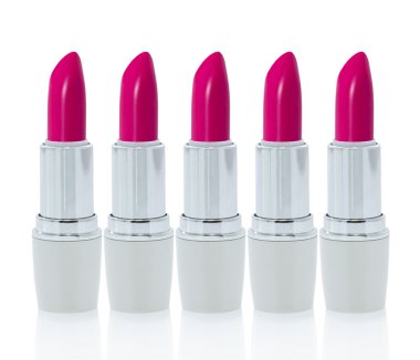 Beyaz arkaplanda izole edilmiş pembe ruj