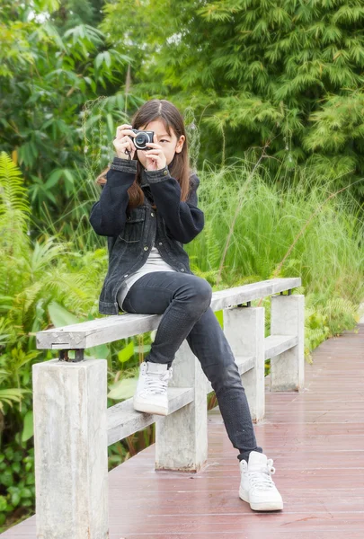 Asiatiska ung flicka ta bilder utomhus — Stockfoto