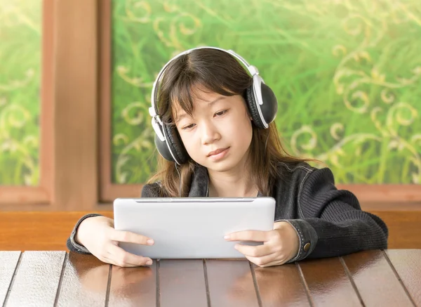 Asiatico giovane ragazza è ascoltare musica attraverso cuffie — Foto Stock