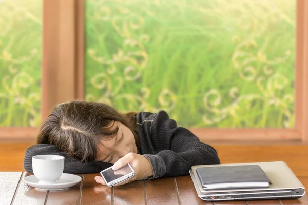 Asiática chica durmiendo y mantener el teléfono inteligente en la mano —  Fotos de Stock