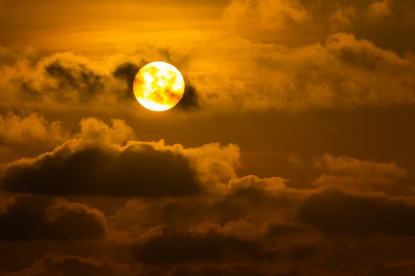 Pôr-do-sol laranja dramática — Fotografia de Stock