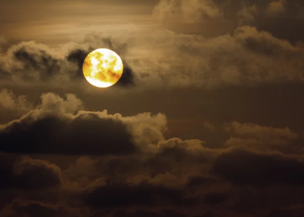 Dramatische oranje zonsondergang — Stockfoto