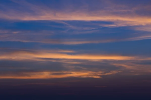 Dramatische hemel met cloud in avond, — Stockfoto