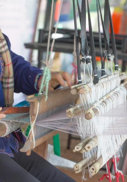 Femme tissage motif blanc sur métier à tisser — Photo
