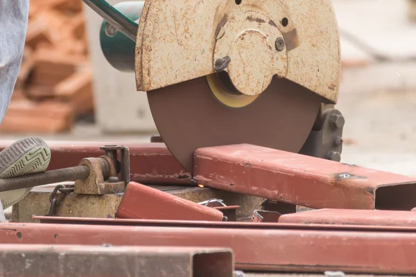 Arbeiter schneidet Metall mit Schleifer auf Baustelle — Stockfoto