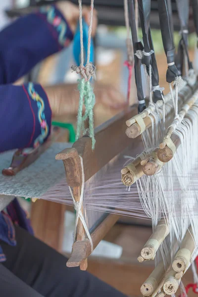 Woman weaving white pattern on loom — Stock Photo, Image