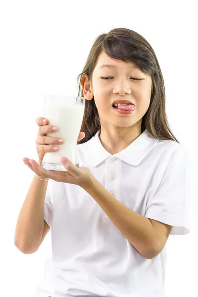 Junges Mädchen trinkt Milch im Studio — Stockfoto