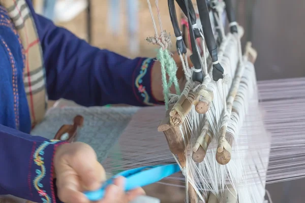 Mujer tejiendo patrón blanco en telar —  Fotos de Stock