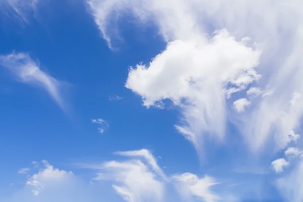 Голубое небо с белым облаком — стоковое фото