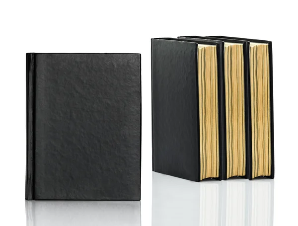 Geschlossenes schwarzes Buch liegt auf weißem Hintergrund — Stockfoto