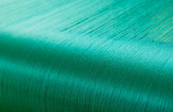 Seda verde em um tear de deformação de um moinho têxtil — Fotografia de Stock