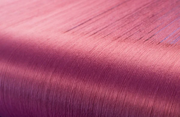 Червоний шовк на ткацькому верстаті текстильного млина — стокове фото