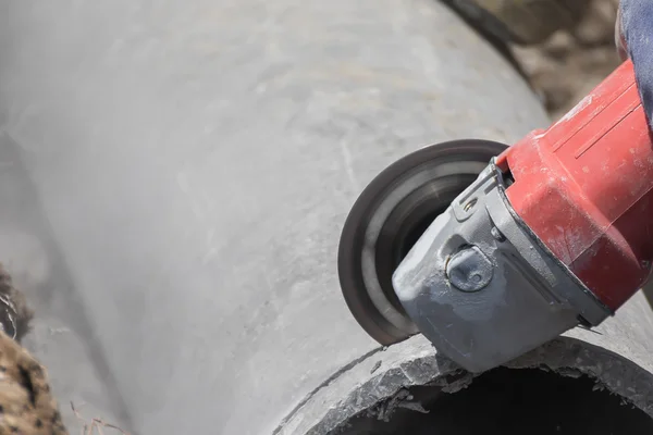 Plombiers coupant des tuyaux d'eau en béton — Photo