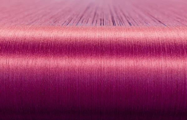 Зелений шовк на ткацькому верстаті з текстильного млина — стокове фото