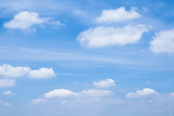 Hvide skyer og blå himmel - Stock-foto