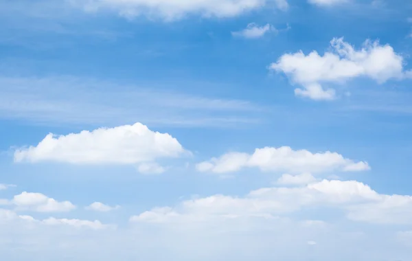 Nuvole bianche e cielo blu — Foto Stock