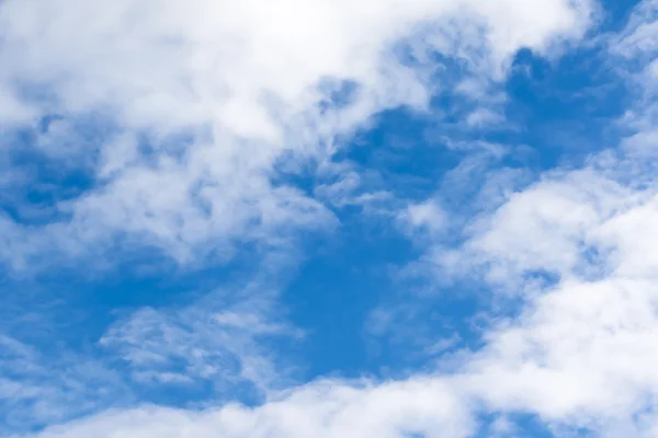 Blå himmel med vitt moln — Stockfoto