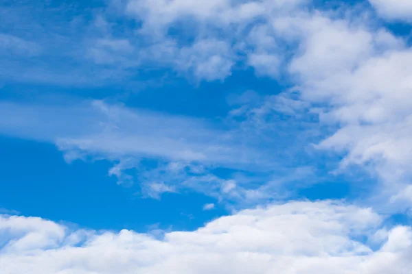 Cielo blu con nuvola bianca — Foto Stock