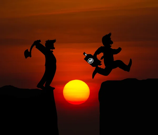 Conceito desenho animado silhueta, homem segurar machado e homem saltar sobre p — Fotografia de Stock