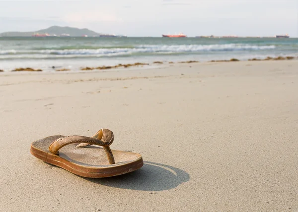Slippers op het strand pattaya, Thailand — Stockfoto