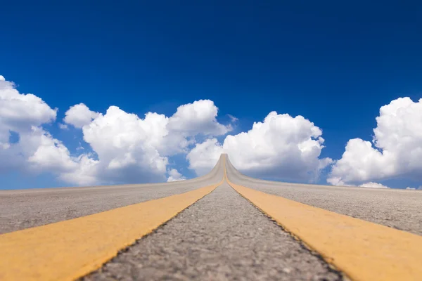 道路沥青在云彩在天空 — 图库照片