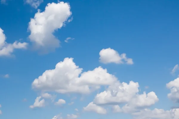 Blå himmel med vitt moln — Stockfoto