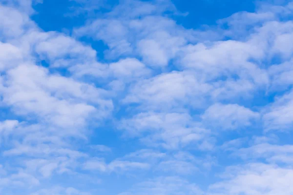 Blå himmel med vita moln — Stockfoto