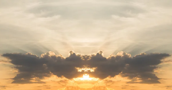 Cielo dramático al atardecer —  Fotos de Stock