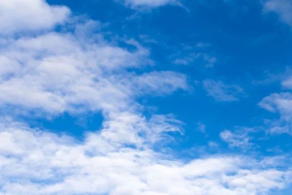 Blå himmel med hvide skyer - Stock-foto