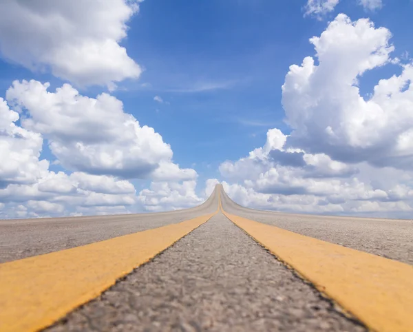 Estrada asfalto para o céu sobre as nuvens — Fotografia de Stock