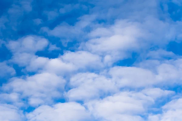 Blå himmel med vita moln — Stockfoto