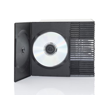 Beyaz arka plan üzerinde disk DVD kutuları