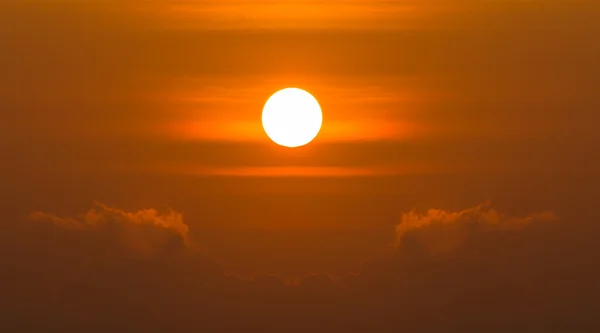 Zonsopgang boven de wolken met helder gele zon op een ochtend — Stockfoto