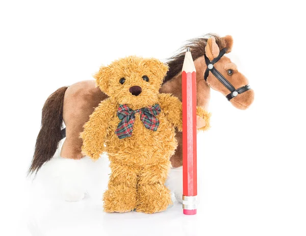 Osito de peluche con lápiz rojo y caballos — Foto de Stock