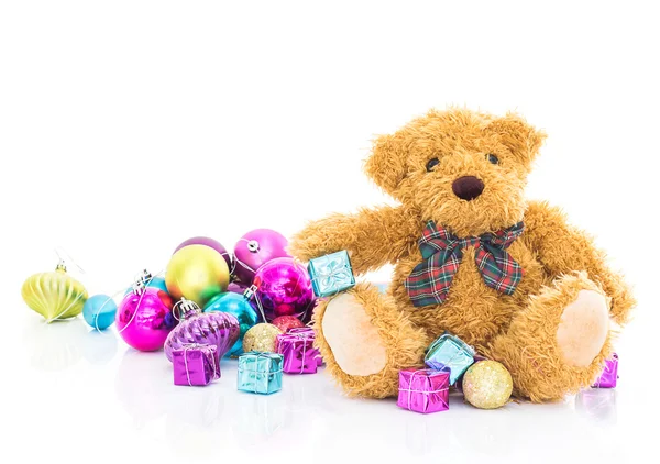 Тедди медведь с подарками и украшениями Рождество — стоковое фото