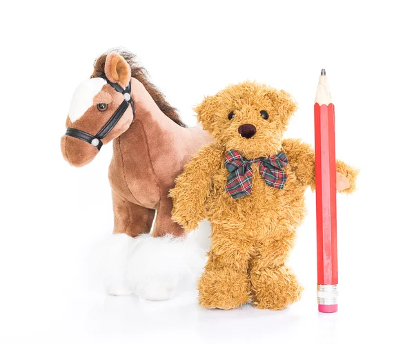 Medvídek s červenou tužkou a koně — Stock fotografie
