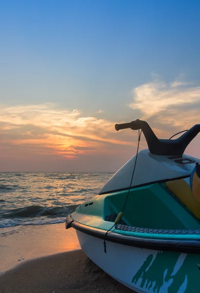 Jetski op strand — Stockfoto