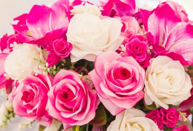 Pembe ve beyaz sahte çiçek dikiş el yapımı çiçekler