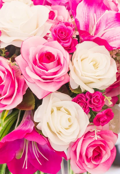 Fausse fleur rose et blanche fleurs à coudre à la main — Photo