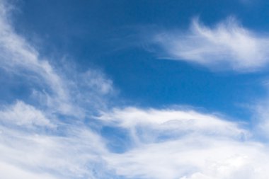 Mavi gökyüzündeki bulutlar 