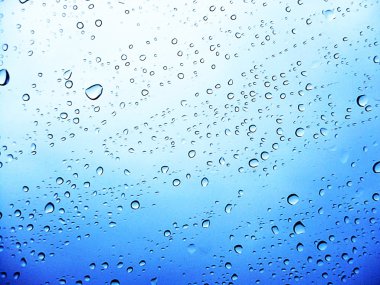 Damla beyaz degrade arka plan için mavi ile şeffaf bir yüzeye